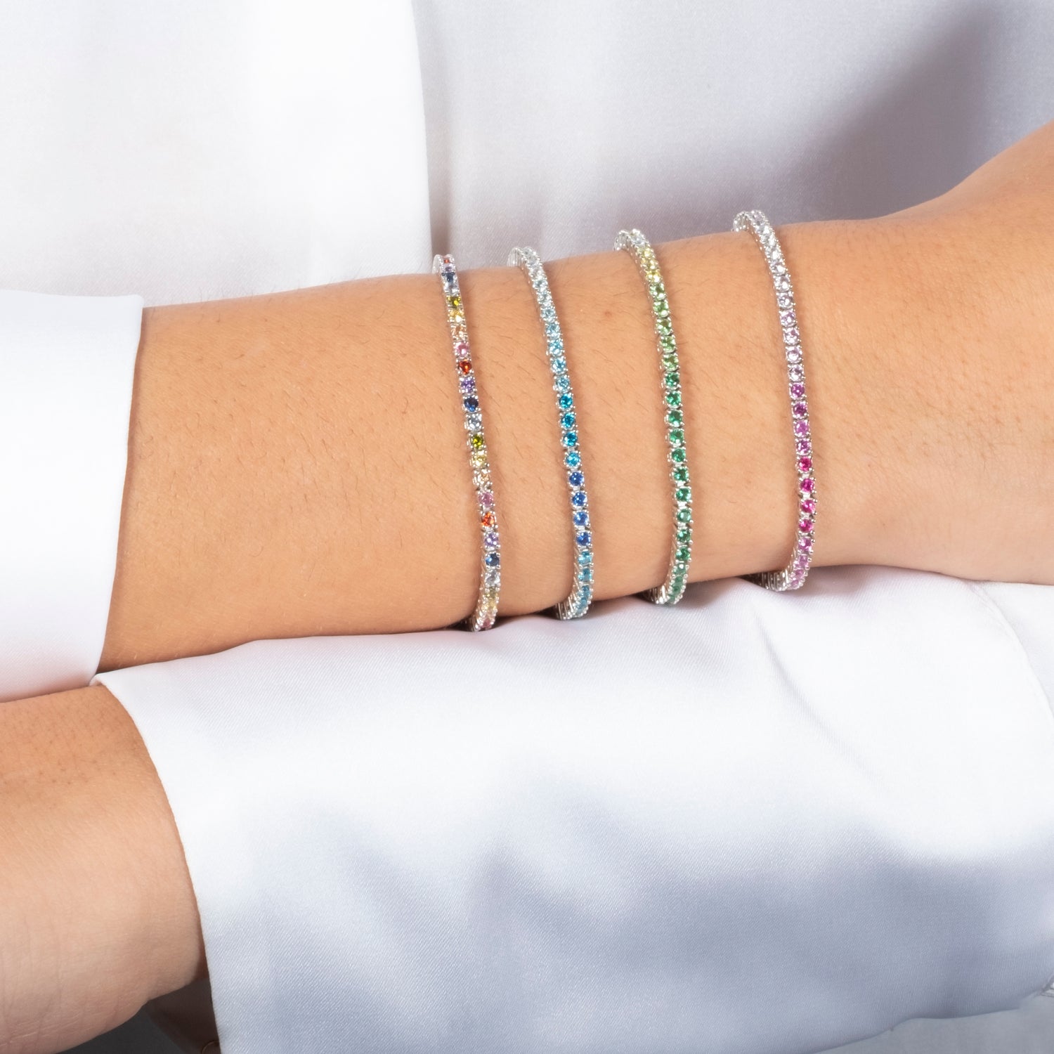 Bracciale Tennis Verde Sfumato argento925 rodiato e zirconi verdi sfumati incastonati Fofo Somani Modella