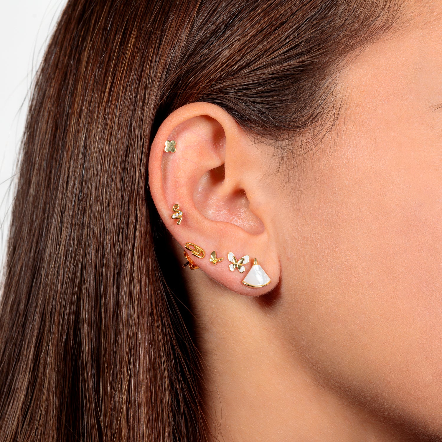Mono Orecchino Butterfly argento 925 placcato oro 18k e smalto Fofo Somani Modella