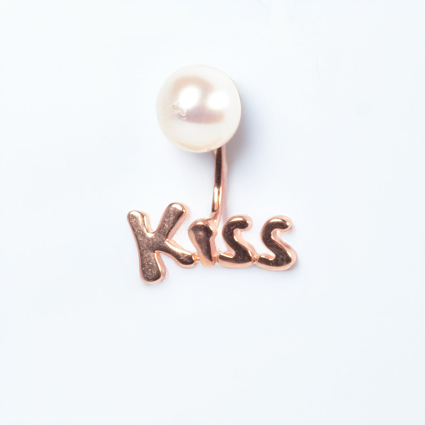 Monorecchino Kiss & Pearl argento 925 oro rosa con scritta Kiss perla coltivata in acqua dolce Fofo Somani