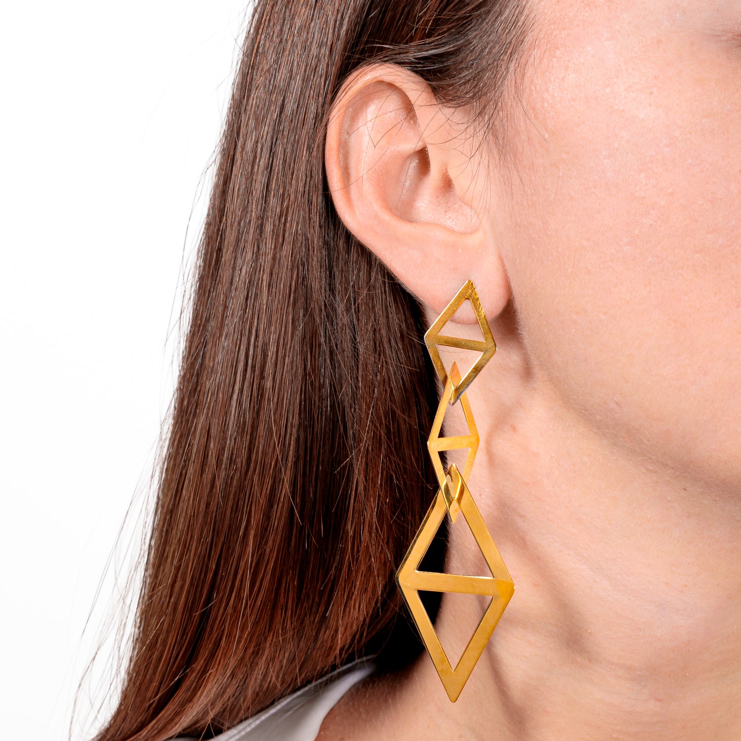 Orecchini Mel tagliato a laser realizzato in argento 925 placcato oro 18k o brunito Fofo Somani Modella