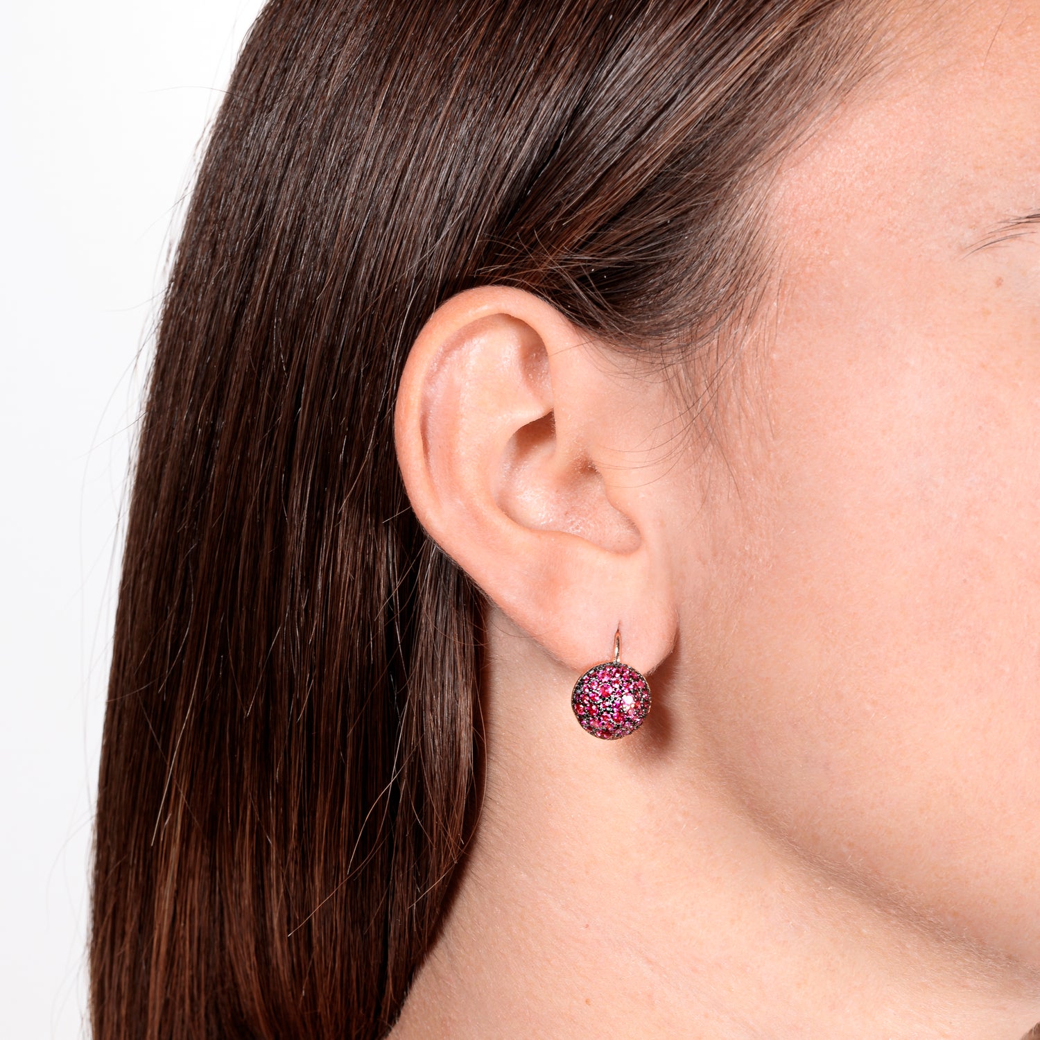 Orecchino Ball Rose’ argento 925 placcato oro rosa e zirconi Fucsia incastonati Fofo Somani Modella