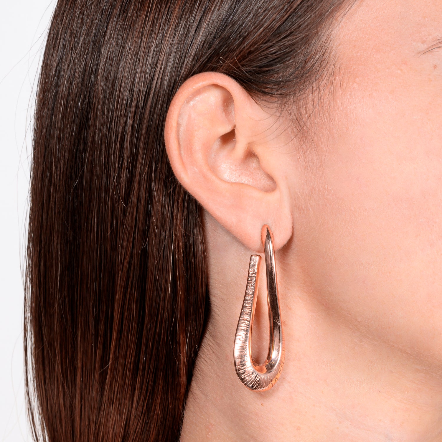 Orecchino Megan argento 925 Oro Rosa rodiato zigrinato forma ondeggiante Super leggeri Fofo somani Modella