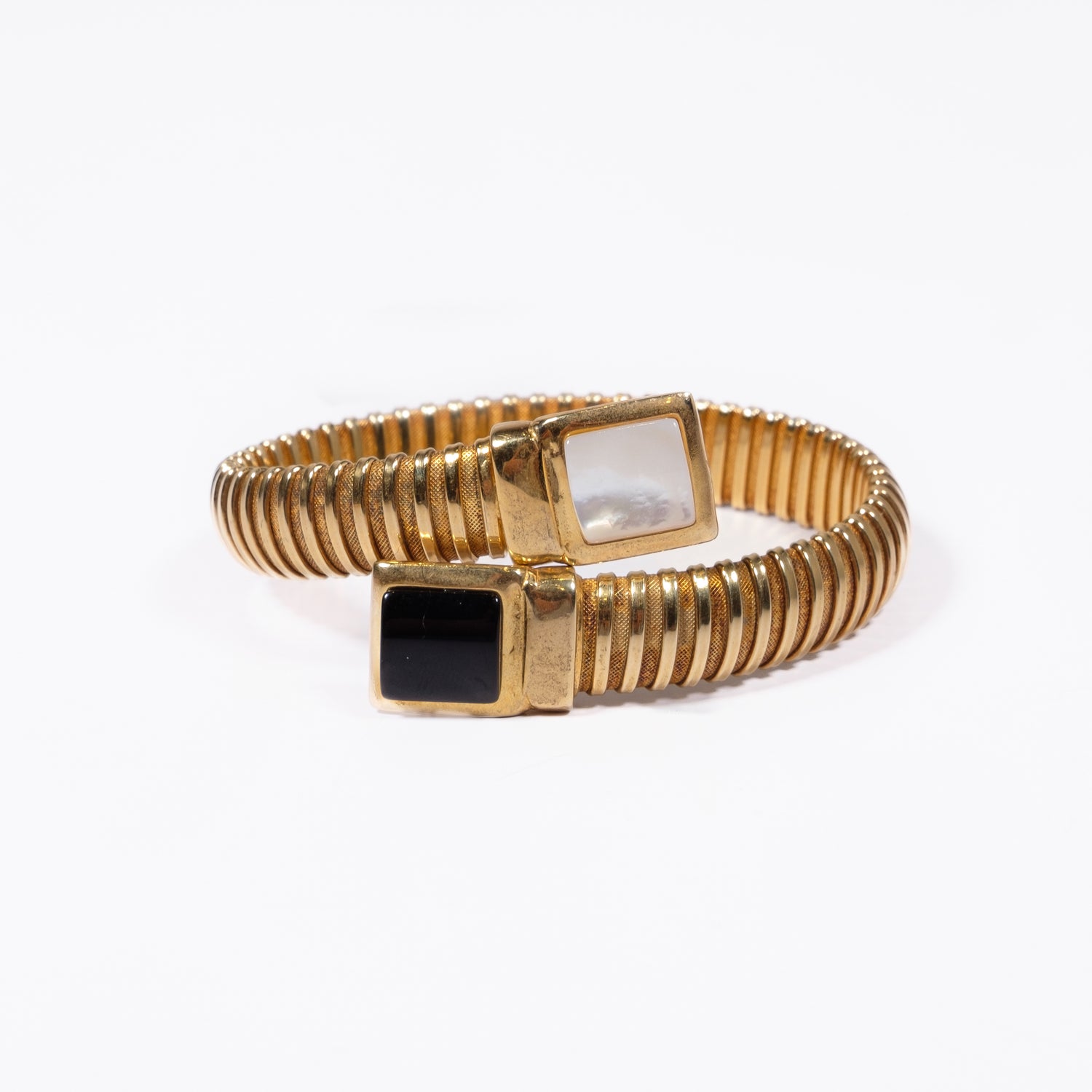 Realizzato in argento 925 placcato oro 18k impreziosito da una madreperla e onice naturale Fofo Somani