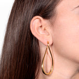 Orecchini Lia argento 925 placcato oro 18k forma ondeggiante  Super leggeri elettroformatura Fofo Somani Modella